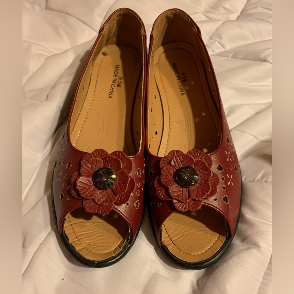 Women’s open toe flat flowered shoes. Color - Red wine. Size - 9.5.